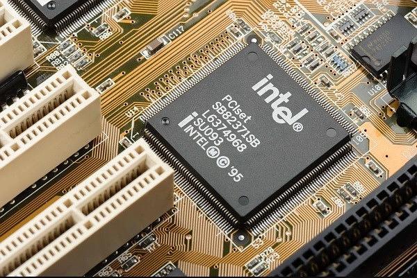 这种区块链技术应用使用多种软件自动评估数字版权的来源和归属,接着